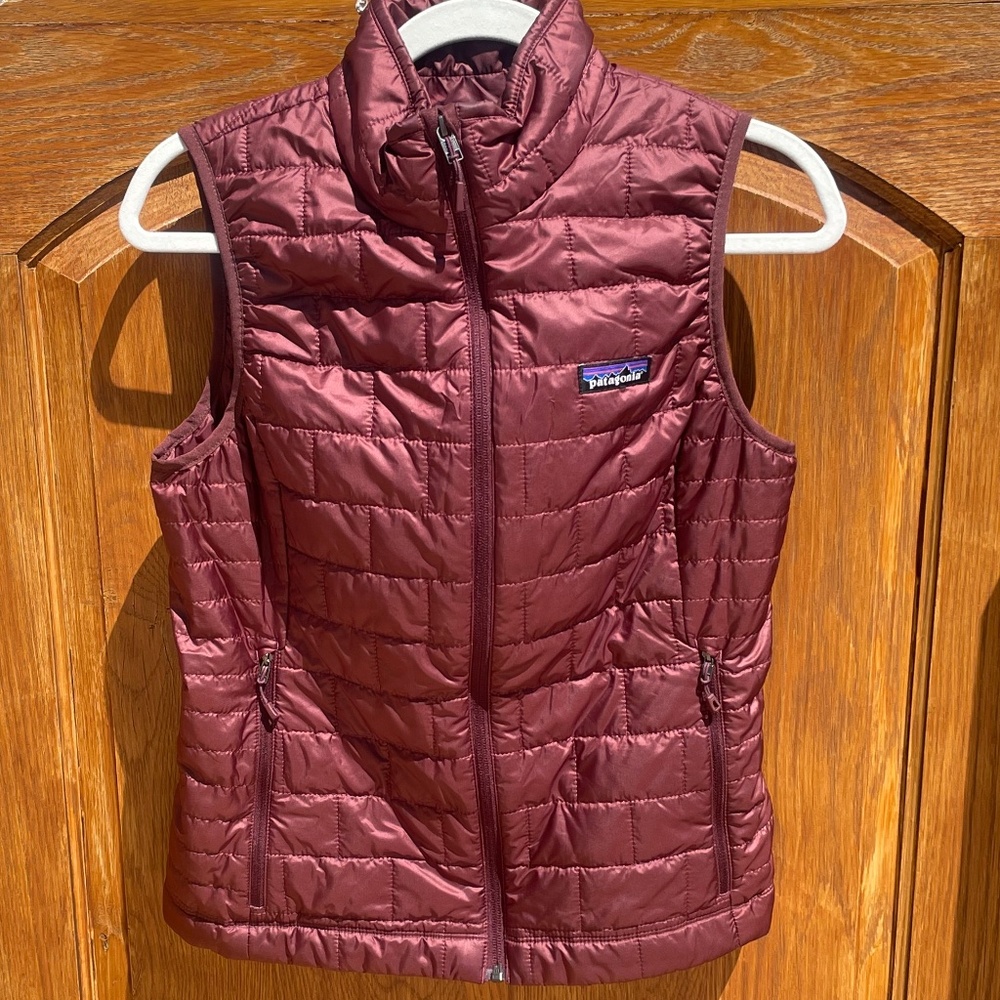 EUC Patagonia women’s Nano Puff Insulated Vest (Small/Burgundy Maroon)